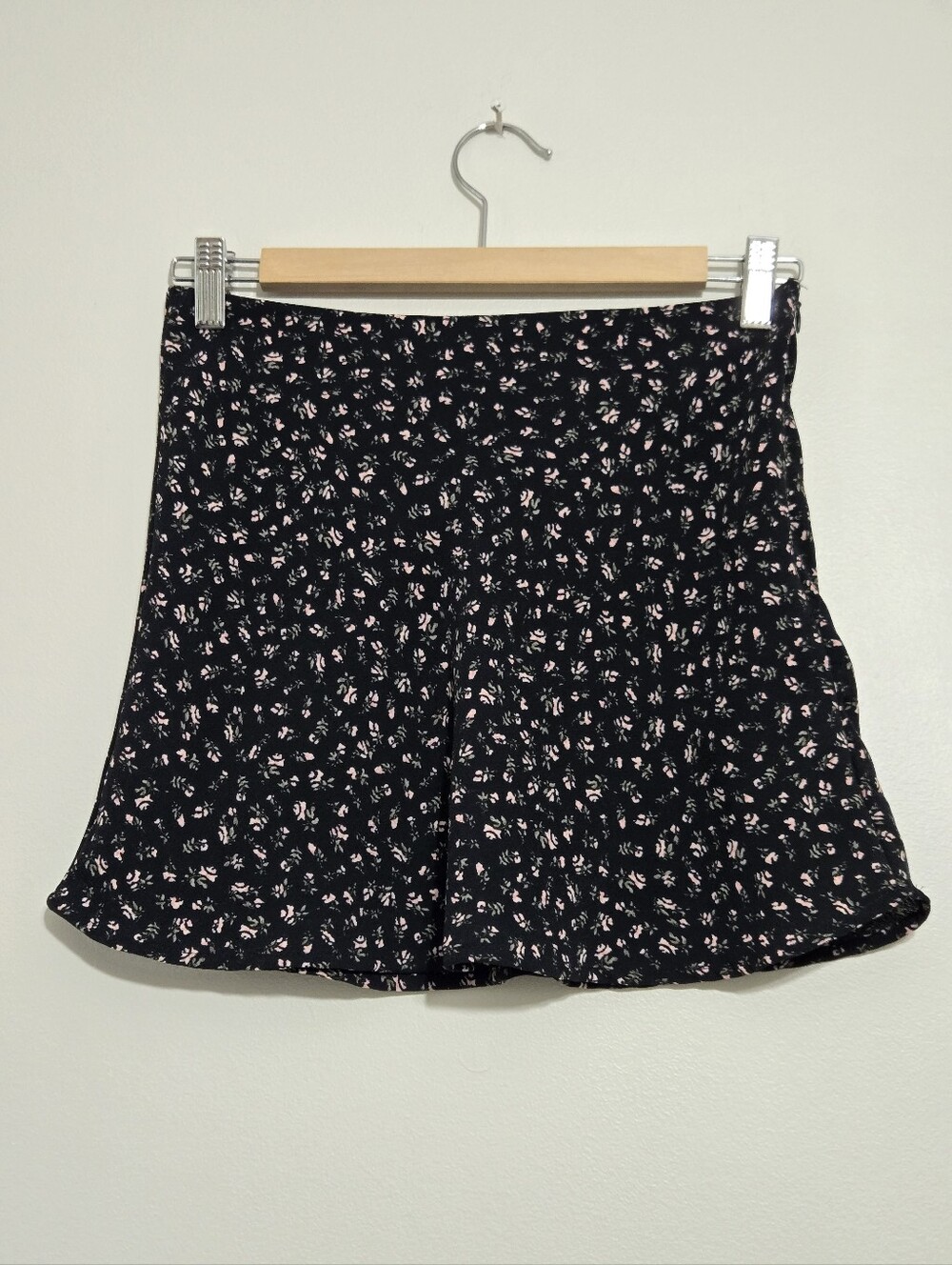H&M Black Mini Skirt Black Floral Size 2